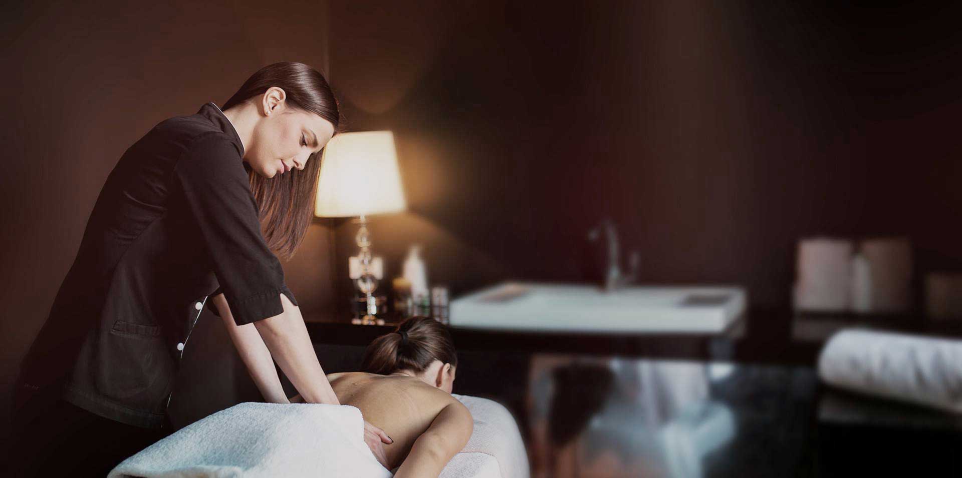 Client enjoying massage at nartural spa Rourkela (2)